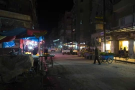 Trên một đường phố ở Aleppo, thành phố phía bắc Syria. (Nguồn: AFP/TTXVN)