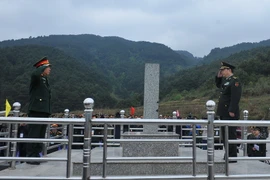 Hai Bộ trưởng Quốc phòng tiến hành nghi lễ chào Cột mốc 1223 tại Cửa khẩu Chi Ma. (Ảnh: Trọng Đức/TTXVN)