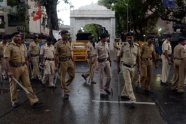 Cảnh sát Ấn Độ gác trên tuyến đường tới nhà Yakub Memon ở Mumbai. (Nguồn: AFP/TTXVN)