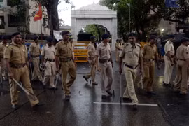 Cảnh sát Ấn Độ gác trên tuyến đường tới nhà Yakub Memon ở Mumbai. (Nguồn: AFP/TTXVN)