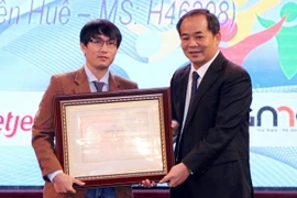 Thứ trưởng Bộ Văn hóa, Thể thao và Du Lịch Lê Khánh Hải (phải) trong Lễ trao giải cuộc thi sáng tác biểu trưng, khẩu hiệu và bài hát cho Đề án 641. (Ảnh: Quốc Khánh/TTXVN)