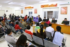 Người dân đăng ký cấp thẻ căn cước công dân tại Hà Nội. (Ảnh: Doãn Tấn/TTXVN)