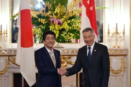 Thủ tướng Nhật Bản Shinzo Abe (trái) và Thủ tướng Singapore Lý Hiển Long. (Nguồn: AFP/TTXVN)