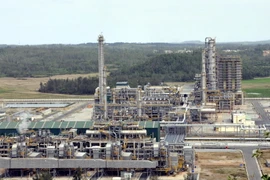 Một góc Nhà máy lọc dầu Dung Quất nhìn từ trên cao. (Ảnh: Sỹ Thắng/TTXVN)