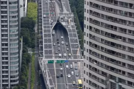 Một tuyến đường cao tốc ở thành phố Tokyo nhìn từ trên cao. (Nguồn: AFP/TTXVN)