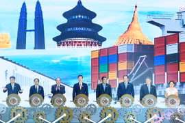 Thủ tướng Chính phủ Nguyễn Xuân Phúc và các đại biểu thực hiện nghi lễ khai mạc hội chợ. (Ảnh: Thống Nhất/TTXVN)