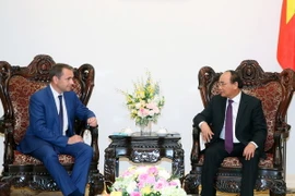 Thủ tướng Nguyễn Xuân Phúc tiếp ngài Jean-Noel Poirier, Đại sứ Đặc mệnh toàn quyền Cộng hòa Pháp tại Việt Nam. (Ảnh: Thống Nhất/TTXVN)