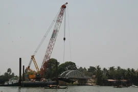  Toàn cảnh công tác trục vớt tàu đẩy SG – 3745 từ độ sâu 13m dưới lòng sông Đồng Nai (Ảnh chụp lúc 12 giờ 10 phút, ngày 30/3). (Ảnh: Sỹ Tuyên/TTXVN)