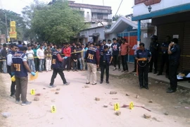 Cảnh sát Bangladesh tại hiện trường một vụ tấn công ở miền Bắc nước này tháng 11/2015. (Nguồn: AFP/TTXVN)AFP/TTXVN