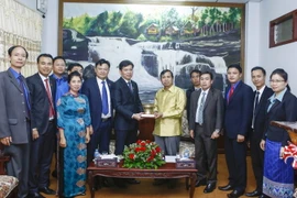 Bí thư Trung ương Đoàn Nguyễn Long Hải tặng quà Bí thư Tỉnh ủy, Tỉnh trưởng tỉnh Salavane Sysouvan Vongchomsy. (Ảnh: Nguyễn Hồng Cường/TTXVN)