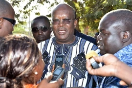 Tổng thống Burkina Faso Roch Marc Kabore (giữa) tại hiện trường vụ khủng bố. (Nguồn: AFP/TTXVN) 