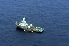 Đội tìm kiếm máy bay mất tích MS804 trên Địa Trung Hải. (Nguồn: EPA/TTXVN)