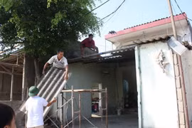 Người dân xã Hòa Phú tự giác tháo dỡ công trình vi phạm hành lang đê điều. (Nguồn: unghoa.hanoi.gov.vn)