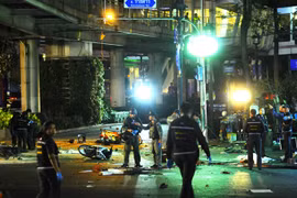 Cảnh sát Thái Lan điều tra tại hiện trường vụ nổ ở đền thờ Erawan, Bangkok ngày 17/8/2015. (Nguồn: THX/TTXVN)