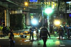 Cảnh sát Thái Lan điều tra tại hiện trường vụ nổ ở đền thờ Erawan, Bangkok ngày 17/8/2015. (Nguồn: THX/TTXVN)