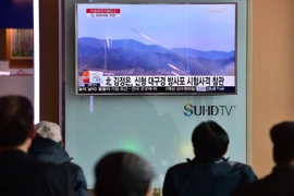 Người dân thủ đô Seoul của Hàn Quốc theo dõi bản tin trên truyền hình về một vụ phóng tên lửa của Triều Tiên ngày 4/3. (Nguồn: AFP/TTXVN)