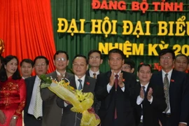 Bí thư Tỉnh ủy Đắk Nông khóa XI Lê Diễn (người ôm hoa) tại Đại hội đại biểu Đảng bộ tỉnh Đắk Nông lần thứ XI. (Ảnh: Hưng Thịnh/TTXVN)