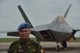 Máy bay chiến đấu Raptor F-22 của Không lực Mỹ tại căn cứ không quân Mihail Kogalniceanu, gần Constanta, Romania ngày 25/4. (Nguồn: AFP/TTXVN)