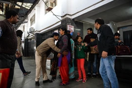 Cảnh sát Ấn Độ kiểm tra an ninh tại nhà ga New Delhi ngày 3/1. (Nguồn: AFP/TTXVN)