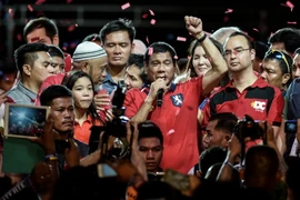 Ứng viên Rodrigo Duterte (giữa) phát biểu trước những người ủng hộ trong cuộc vận động tranh cử Tổng thống ở Manila ngày 7/5. (Nguồn: AFP/TTXVN)