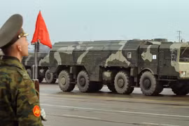Tên lửa đạn đạo Iskander của Nga trong buổi tổng duyệt lễ duyệt binh ở Alabino ngoại ô Mátxcơva. (Nguồn: AFP/TTXVN)