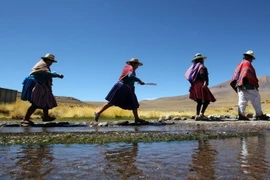 Người dân di chuyển dọc con sông Silala ở Potosi, gần khu vực biên giới Chile - Bolivia ngày 29/3. (Nguồn: AFP/TTXVN)