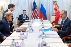 Ngoại trưởng Nga Sergei Lavrov (phải) và Ngoại trưởng Mỹ John Kerry (trái) trong cuộc gặp tại Geneva, Thụy Sĩ ngày 26/8. (Nguồn: EPA/TTXVN)
