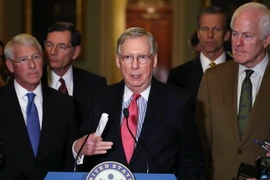 Thượng nghị sỹ Mitch McConnell (giữa) phát biểu tại cuộc họp báo ở thủ đô Washington DC ngày 6/12. (Nguồn: AFP/TTXVN)