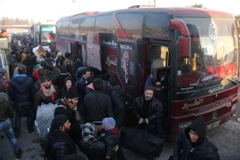 Người dân Syria sơ tán tới khu vực Khan al-Assal, phía tây Aleppo ngày 19/12. (Nguồn: AP/TTXVN)