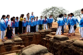 Một tiết học lịch sử ngoại khóa của học sinh tiểu học Hà Nội-Điện Biên Phủ tại di tích lịch sử Đồi A1. (Ảnh: Quý Trung/TTXVN)