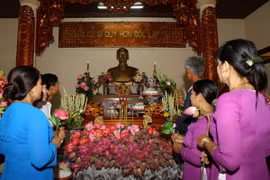 Dâng hương tưởng niệm Bác Hồ. Ảnh minh họa. (Nguồn: TTXVN)