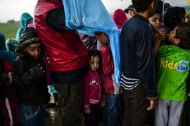 Người di cư xếp hàng nhận lương thực tại trại tị nạn ở phía bắc làng Idomeni, Hy Lạp ngày 9/4. (Nguồn: AFP/TTXVN)