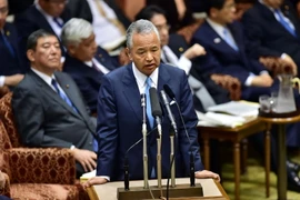 Bộ trưởng phụ trách chính sách tài khóa và kinh tế Nhật Bản Akira Amari (giữa) giải trình tại phiên họp Thượng viện ở Tokyo ngày 21/1. (Nguồn: AFP/TTXVN)