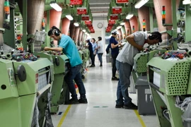 Dây chuyền sản xuất bao bì, nhãn hiệu, phụ liệu trang trí của nhà máy Avery Dennison RBIS tại Long An. (Ảnh: Thanh Vũ/TTXVN))