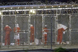 Tù nhân tại nhà tù của Hải quân Mỹ trên vịnh Guantanamo, Cuba. (Nguồn: AFP/TTXVN)