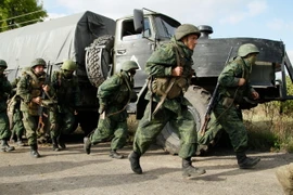 Lực lượng li khai rút khỏi khu vực giới tuyến ở làng Petrovske, cách Donetsk (Ukraine) 50km ngày 3/10. (Nguồn: EPA/TTXVN)
