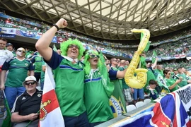 Các cổ động viên đội tuyển Bắc Ireland tại sân vận động Allianz Riviera tại thành phố Nice ngày 12/6. (Nguồn: EPA/TTXVN)