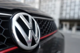 Mẫu xe Porsche Cayenne trên dây chuyền sản xuất xe ôtô của hãngVolkswagen ở Leipzig, miền đông Đức. (Nguồn: AFP/TTXVN)