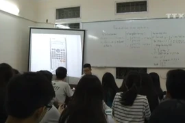 [Video] Nở rộ các trung tâm luyện thi trắc nghiệm cho học sinh