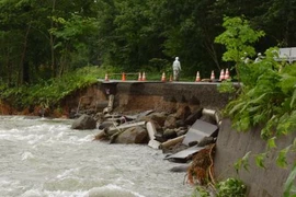 Một tuyến đường ở thị trấn Biei trên đảo Hokkaido bị sạt lở do mưa lớn ảnh hưởng của bão Kompasu. (Nguồn: Kyodo/TTXVN)