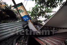 Cận cảnh vụ rơi bêtông từ tòa nhà BIDV ở phố Thợ Nhuộm. (Ảnh: Võ Phương/Vietnam+)