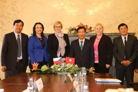 Bộ trưởng Nguyễn Ngọc Thiện làm việc với lãnh đạo Bộ Phát triển vùng của CH Séc. (Ảnh: Hồng Tâm/Vietnam+)