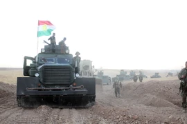 Các lực lượng Iraq làm nhiệm vụ trong chiến dịch truy quét IS tại khu vực làng Khazar, cách Mosul 35km về phía nam ngày 18/10. (Nguồn: THX/TTXVN)