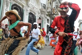 Các vũ công biểu diễn điệu nhảy Rumba trên đường phố ở thủ đô La Habana, Cuba. (Nguồn: EPA/TTXVN)