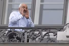 Bộ trưởng Ngoại giao Iran Mohammad Javad Zarif hét lên từ ban công Khách sạn Palais Coburg tại Vienna, Áo - nơi tổ chức cuộc đàm phán chương trình hạt nhân Iran ngày 13/7/2015. (AFP)