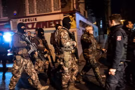 Cảnh sát Thổ Nhĩ Kỳ điều tra tại hiện trường vụ đánh bom ở Istanbul. (Nguồn: AFP/TTXVN)
