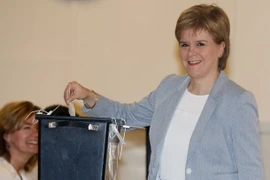 Thủ hiến Scotland đồng thời là Lãnh đạo Đảng Dân tộc Scotland (SNP) Nicola Sturgeon bỏ phiếu trưng cầu ý dân ở đông Glasgow, ngày 23/6. (Nguồn: AFP/TTXVN)