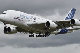 Máy bay A380 của hãng Airbus trình diễn tại Triển lãm hàng không quốc tế Farnborough, Anh ngày 11/7. (Nguồn: EPA/TTXVN)