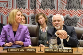 Ủy viên EU phụ trách chính sách đối ngoại Federica Mogherini (trái) và Ngoại trưởng Iran Mohammad Javad Zarif. (Nguồn: THX/TTXVN)
