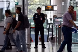 Cảnh sát Malaysia tại Sân bay Quốc tế Kuala Lumpur. (Nguồn: AFP/TTXVN)